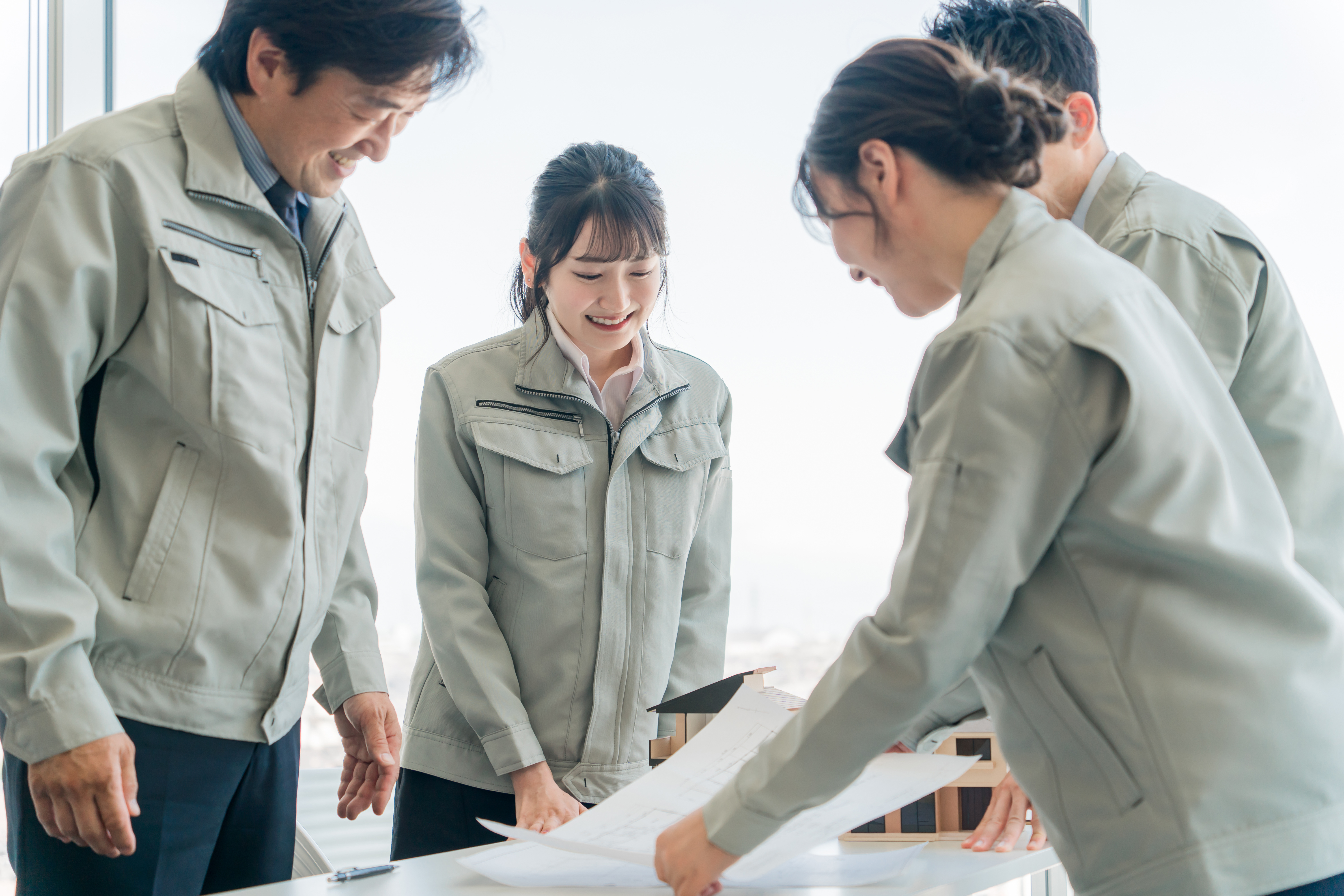 敷地図と建物図面を確認する机上