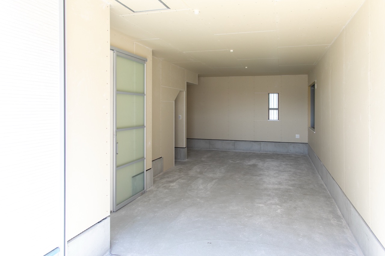 建物の状態を確認する施工関係者
