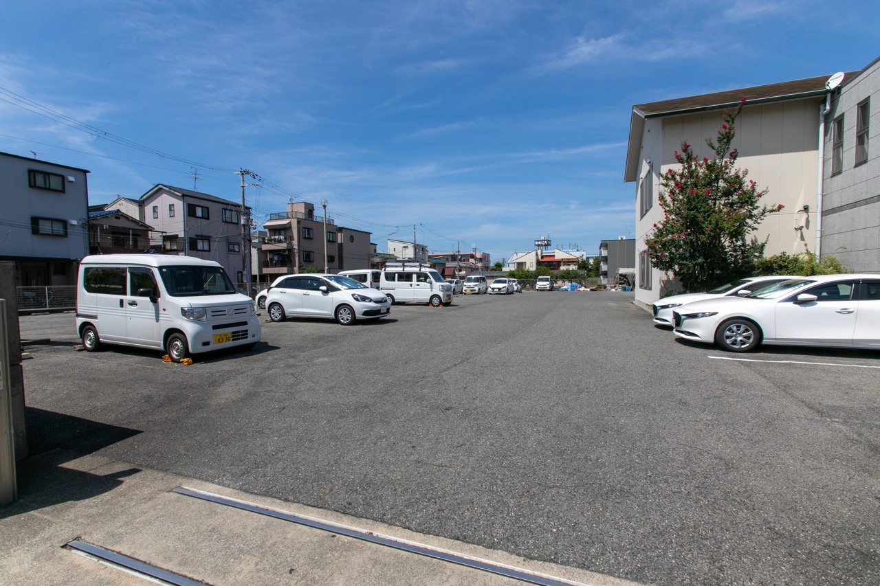 敷地と事業用建物の全景